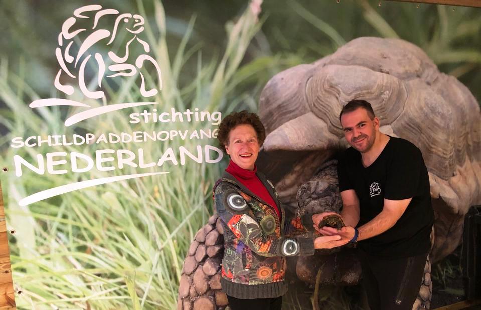 Mieke Zilverberg (ambassadeur Schildpaddenopvang.nl) met Gerard van der Wijk (beheerder / oprichter)